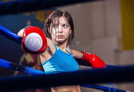 女性力量崛起！百战拳击教练揭秘女人打架视频的惊人实力