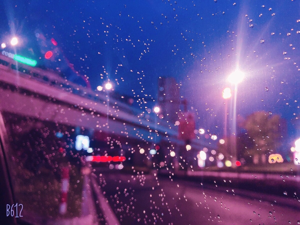 雨天在家怎么玩手机游戏_雨天在家玩手机游戏的文案_雨天在家玩手机游戏的说说